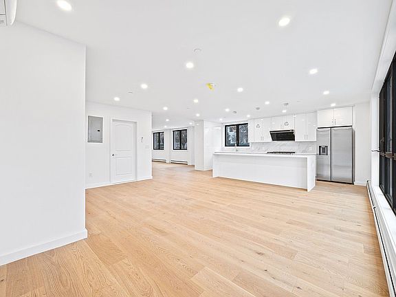 5th image of 33-01 213th St