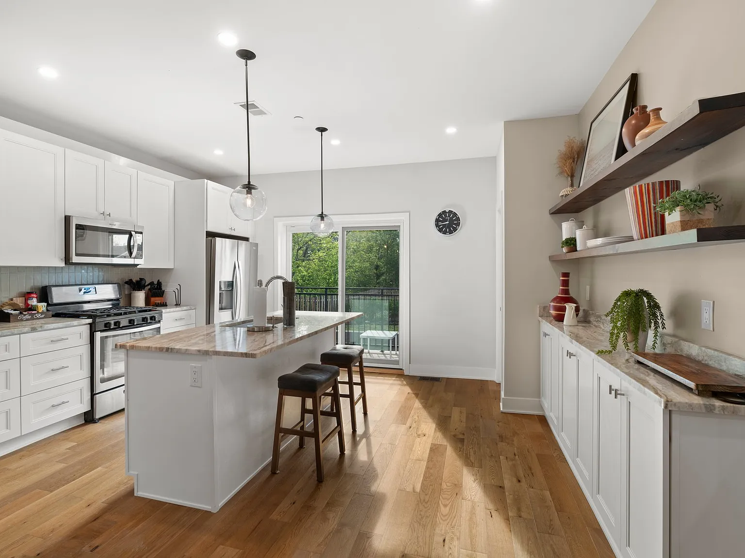 4 bed, 2300 sqft, $6,500 — Photo 3