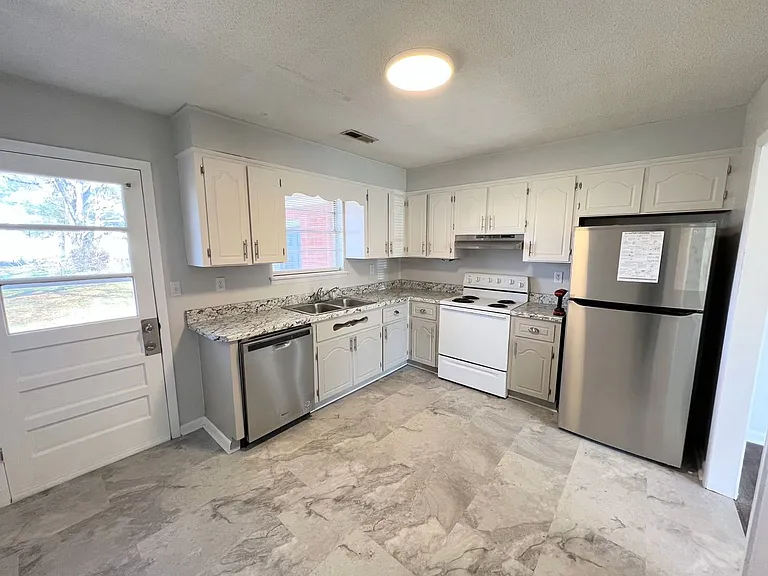 511 Moss Ave #A-B — Photo 1