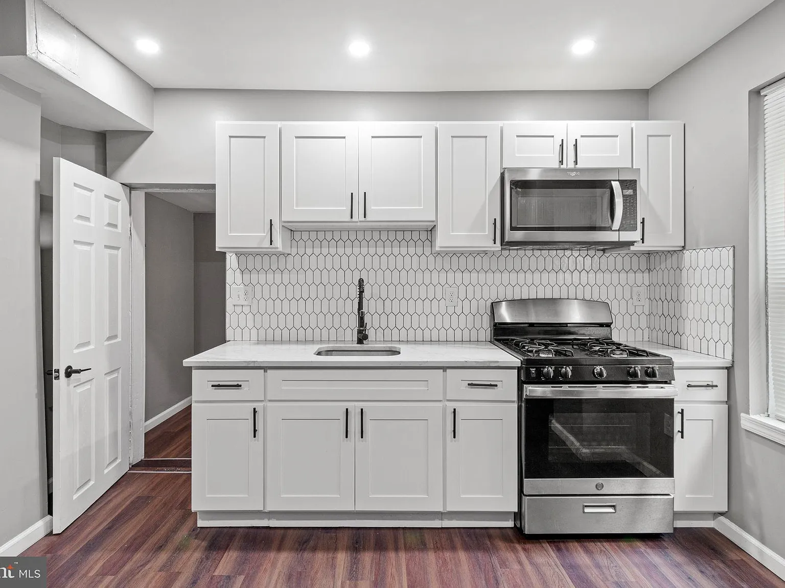 3 bed, 980 sqft, $2,300 — Photo 1