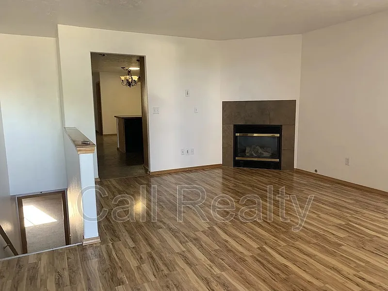 4 bed, 3.0 bath, 2940 sqft, $3,250 — Photo 4