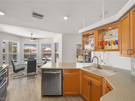 3rd image of 2559 SW 28th Ave