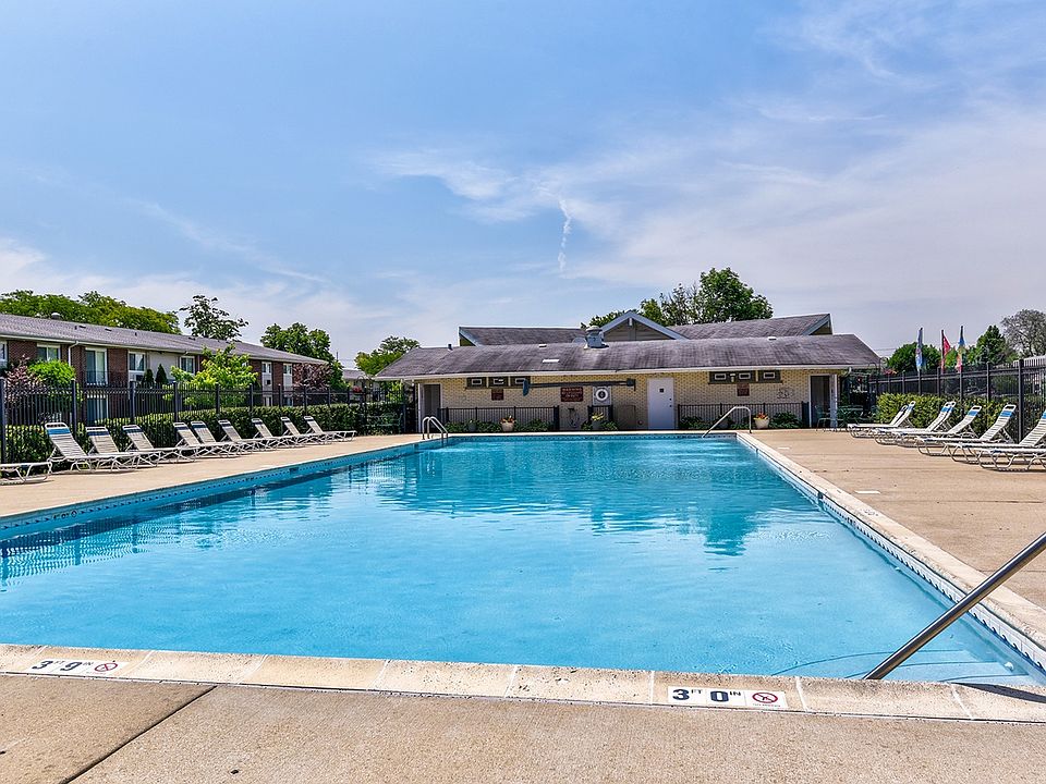 Pool with Sundeck (2)