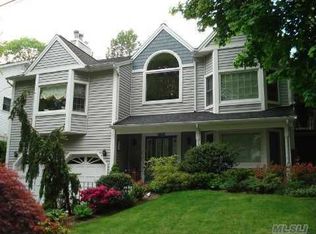 15 Willow Dr, Port Washington, NY 11050