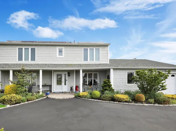 3 Shore Dr N, Copiague, NY 11726