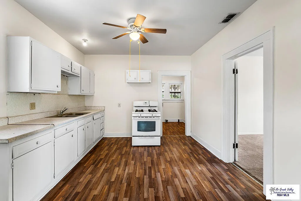 3 bed, 1.0 bath, 1064 sqft, $1,000 — Photo 2