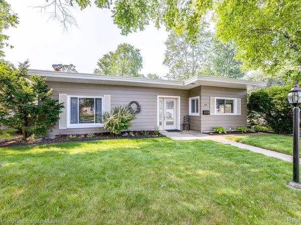 3015 Sylvan Dr, Fort Gratiot, MI 48059