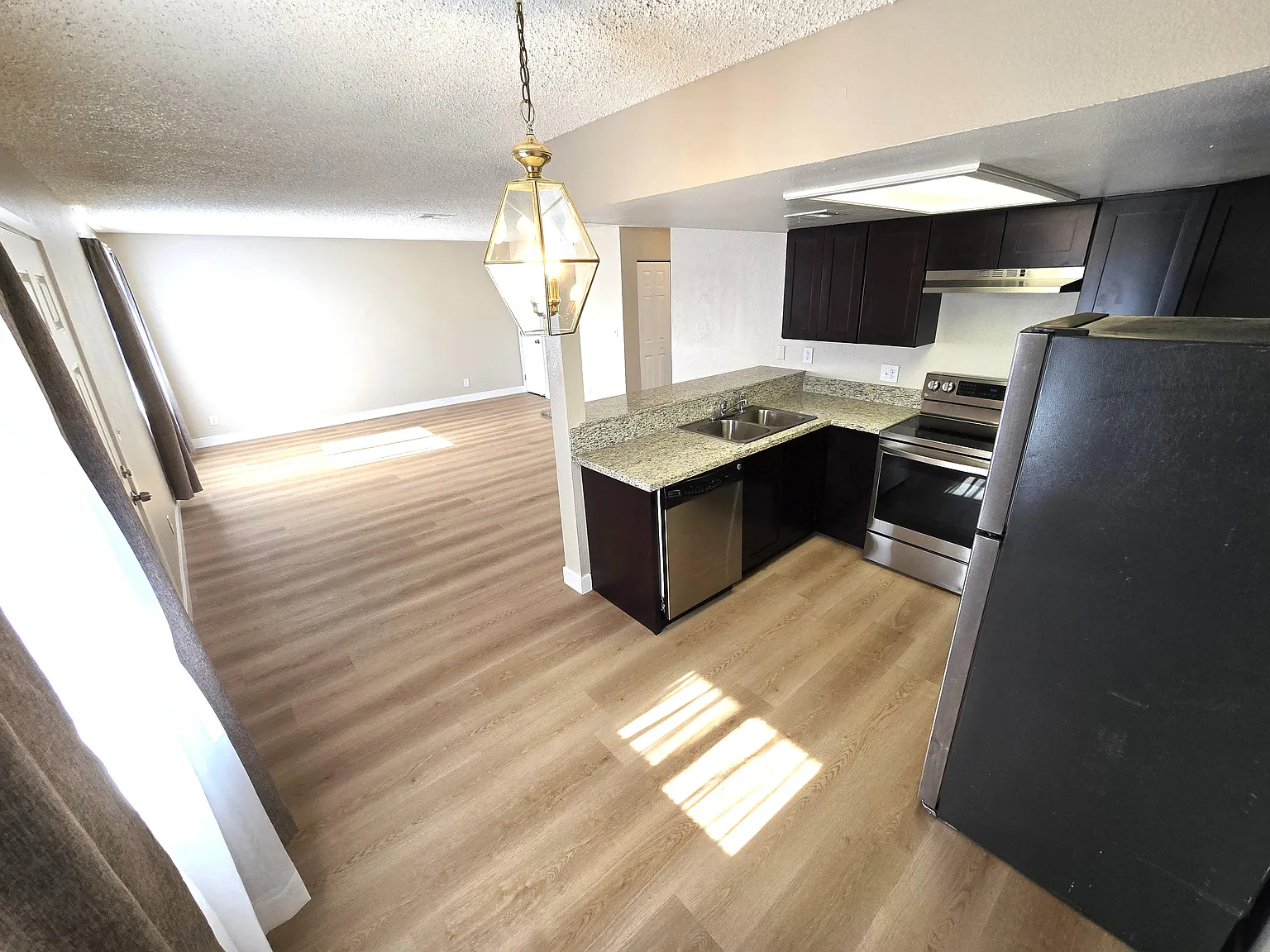 2 bed, 1000 sqft, $1,295 — Photo 3