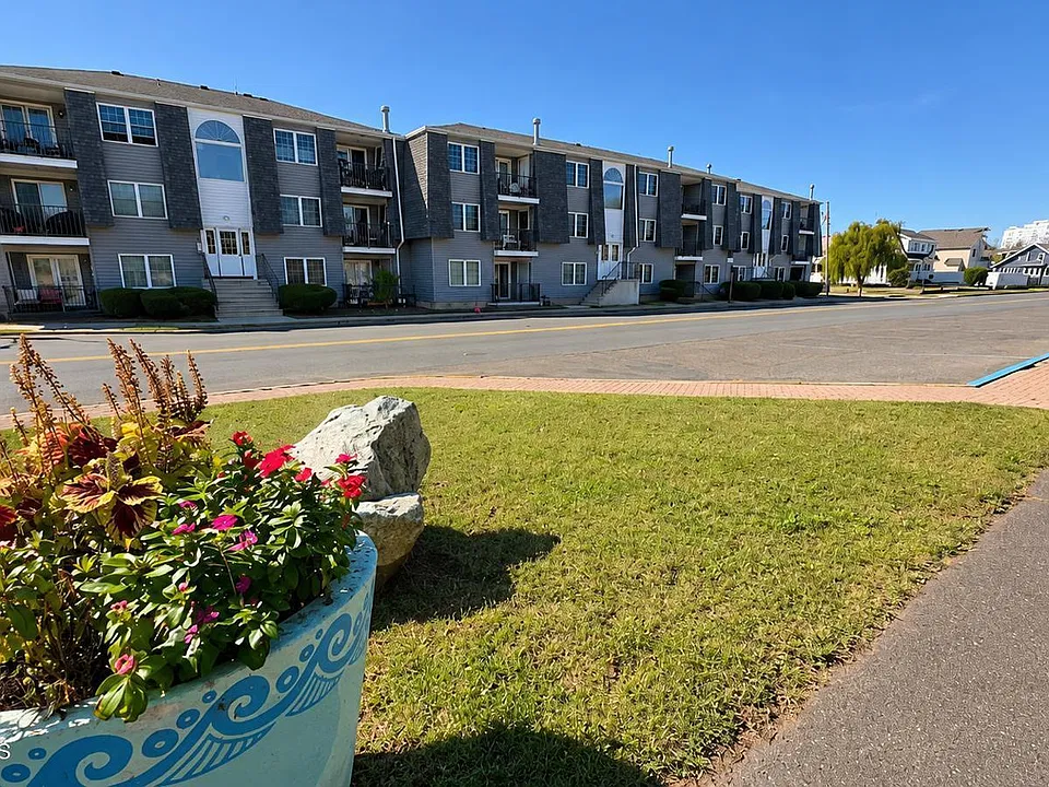 98 Beachway Ave #6