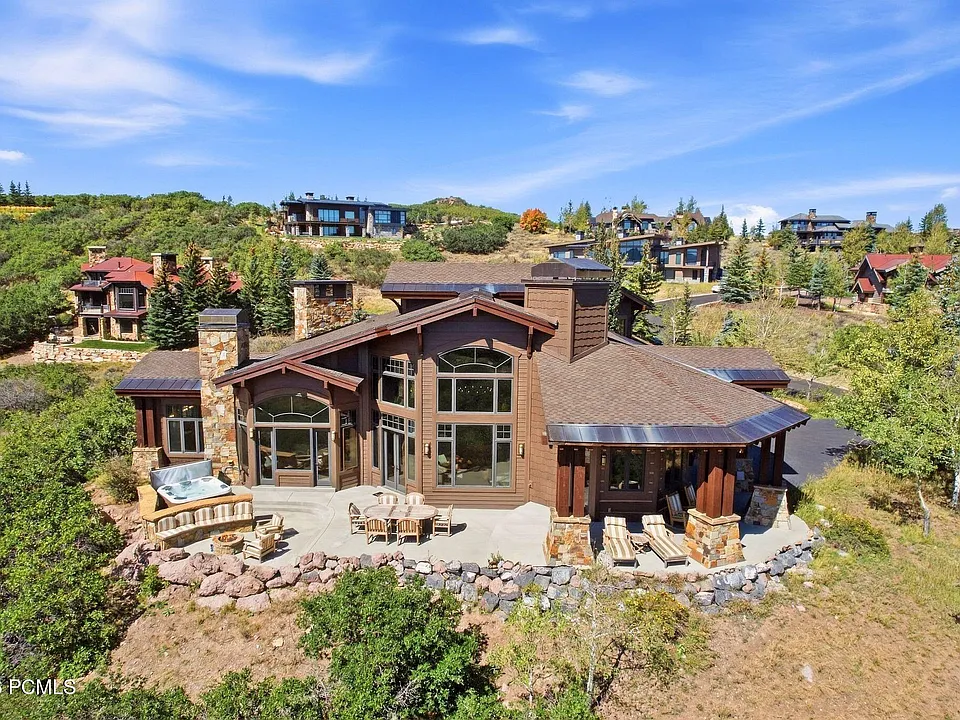 8425 N Sunrise Loop