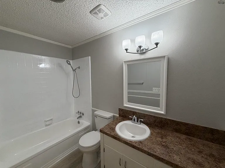 4836 Lovers Ln — Photo 9