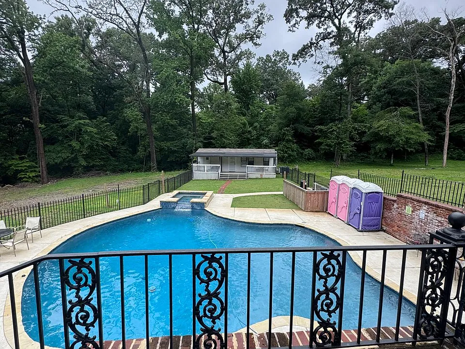 3910 James Rd