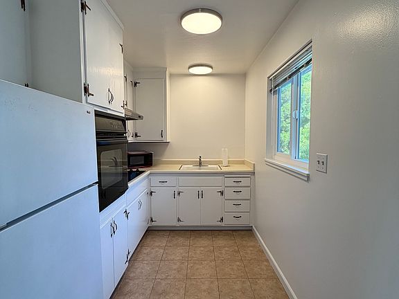 4th image of 836 El Camino Real APT 5