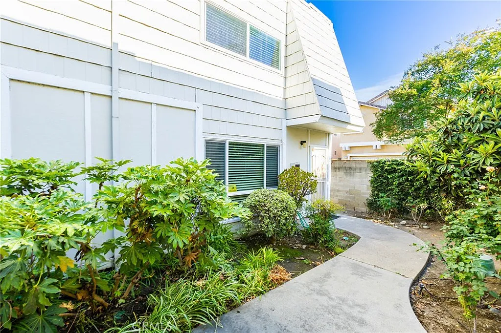 2 bed, 1.5 bath, 1012 sqft, $2,875 — Photo 3