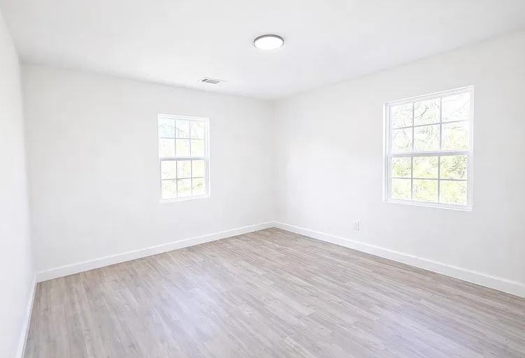 303 Lombardy Ln — Photo 8