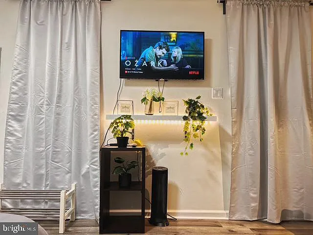Studio, 400 sqft, $1,300 — Photo 2