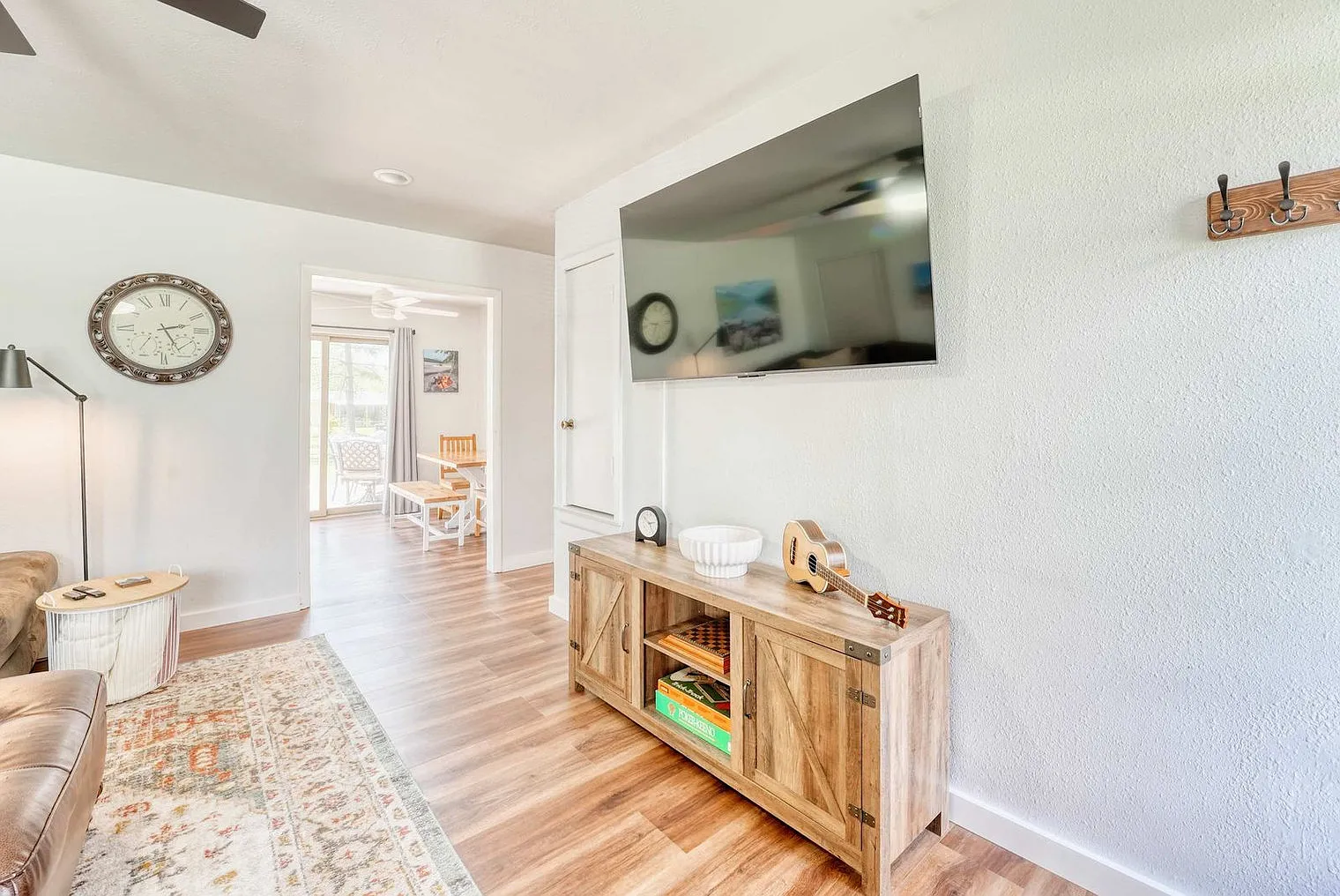 3 bed, 1.0 bath, 1054 sqft, $2,692 — Photo 2