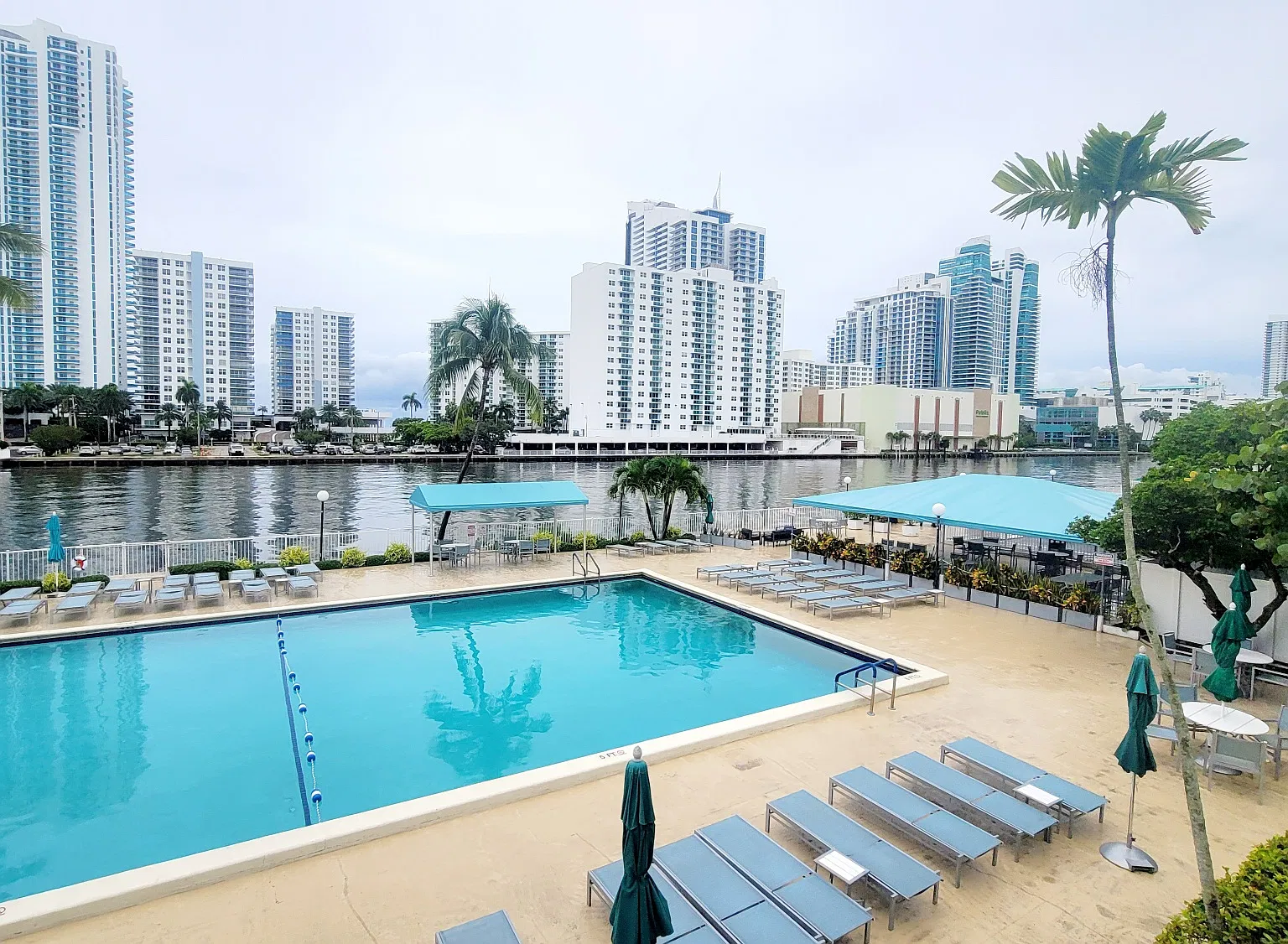 Beautiful 1 bedroom, 1.5 bathroom residence in Oceanview Park Condo — Photo 3