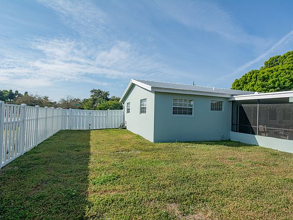 4th image of 2351 NE 50th Ct