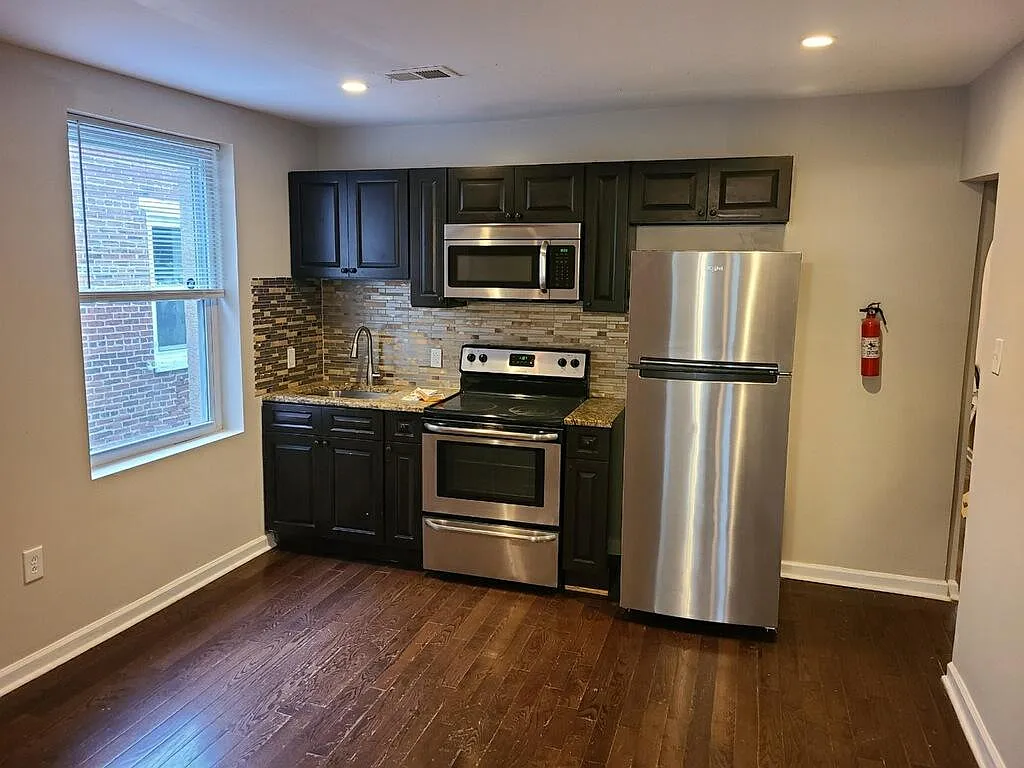 3 bed, $1,650 — Photo 2