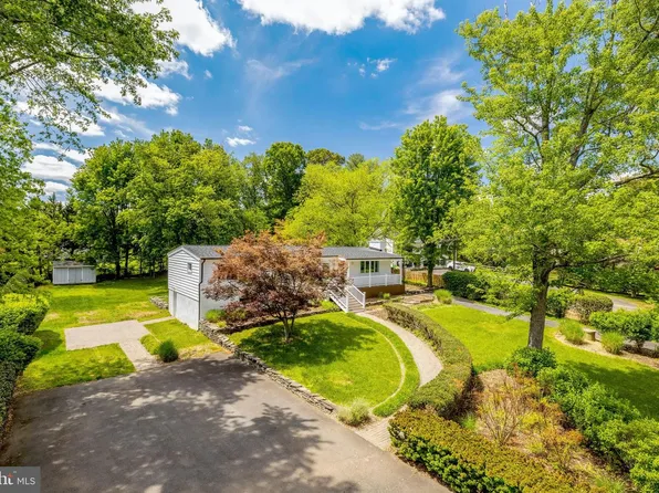 822 Walker Rd, Great Falls, VA 22066