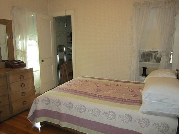 5th image of 716 Clarence Ave