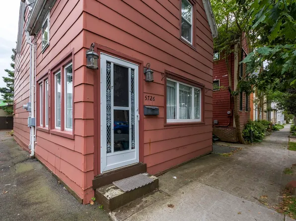 5726 Willow St, Halifax, NS B3K 1L7