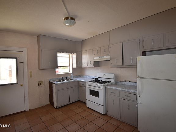 4th image of 401 1st St NE