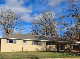 118 Hillcrest Dr, Palestine, TX 75801