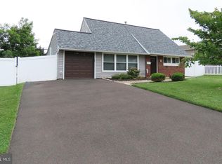 31 Towpath Rd, Levittown, PA 19056