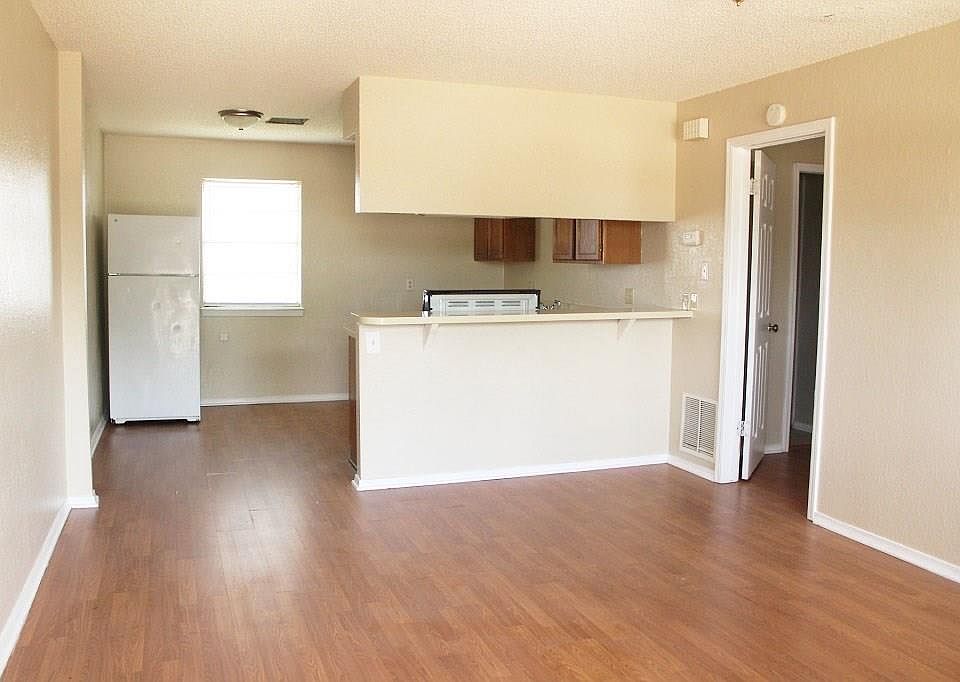 1st image of 1226 W Westchester Way