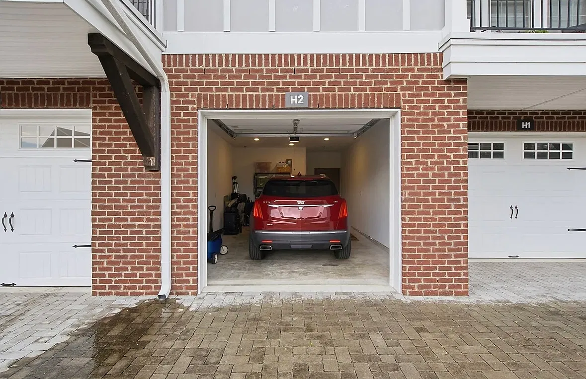 1 bed, 956 sqft, $2,400 — Photo 3