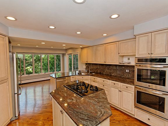 3rd image of 122 Orlando Ave
