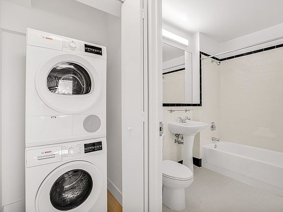 5th image of 420 W 42nd St APT 37D