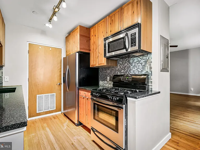18 E Madison St #4 — Photo 16