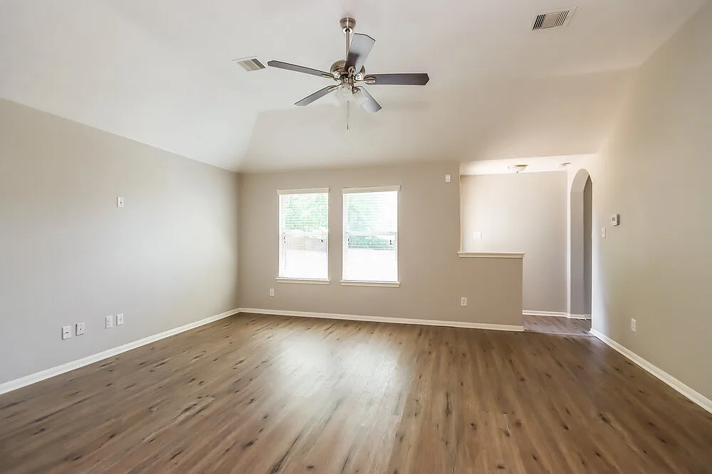 4 bed, 2.0 bath, 1946 sqft, $1,995 — Photo 3
