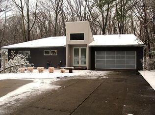 7321 Raccoon Hill Dr, Kirtland, OH 44094
