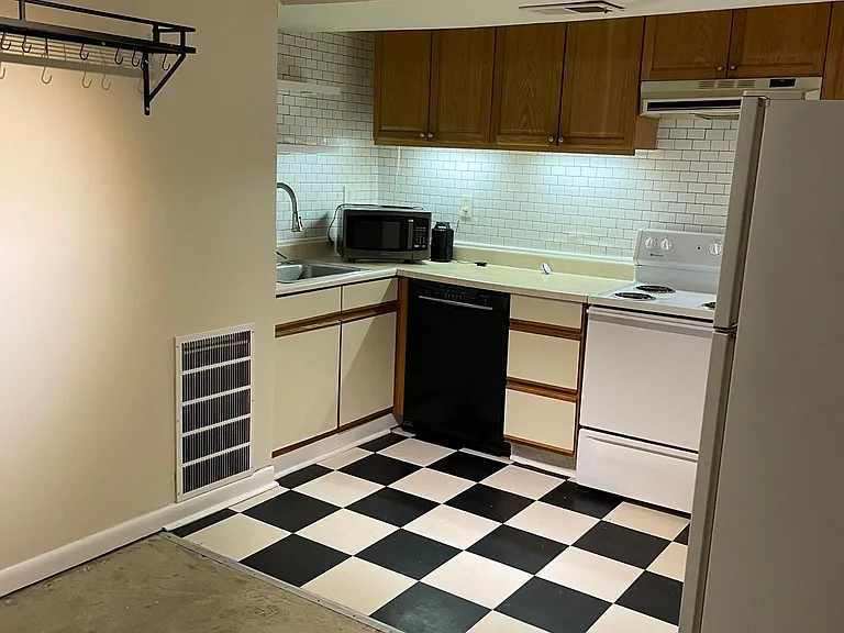 13th St NW — Photo 7