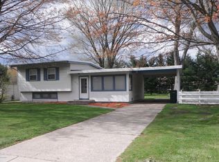 876 Seminole Rd, Norton Shores, MI 49441