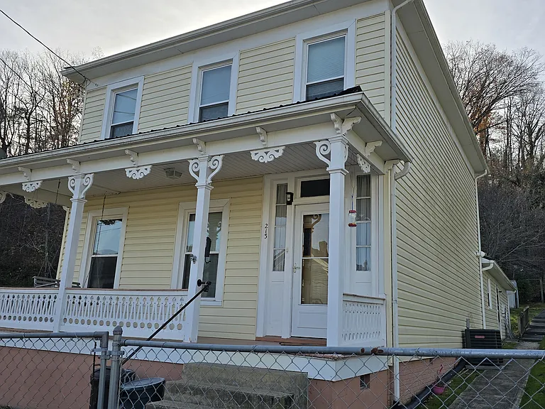 213 Roxbury St — Photo 1