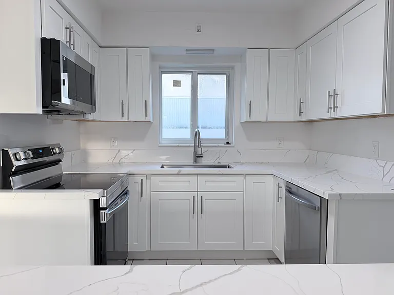 231 NE 16th Ave — Photo 3