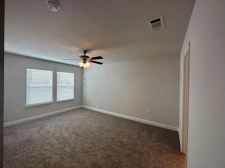 1025 McLaren Cir — Photo 10