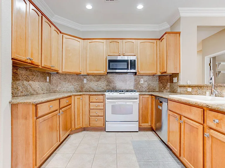 809 Royal Birch Ln — Photo 14