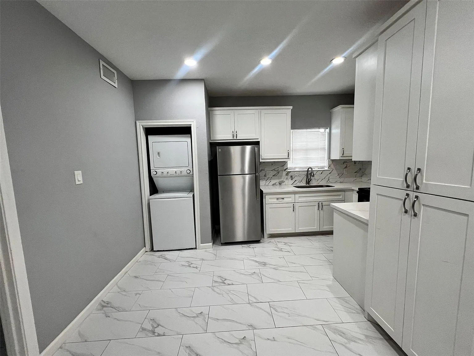 1 bed, 1.0 bath, 873 sqft, $1,200 — Photo 1