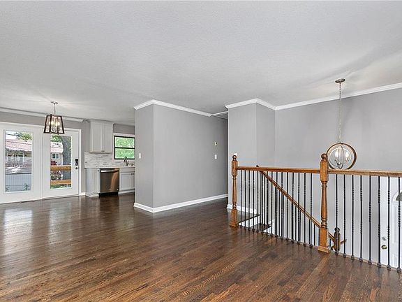 4th image of 1037 Lindenwood Ln