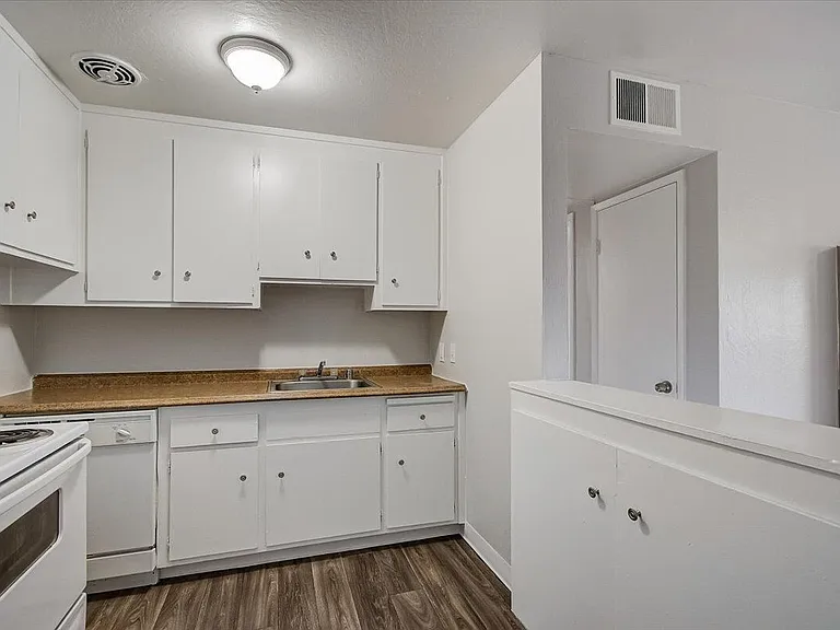 Regalia Crest Apartments — Photo 14