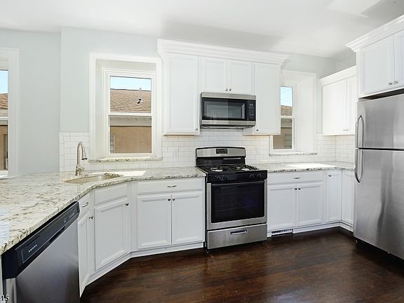 3rd image of 83 Carmer Ave