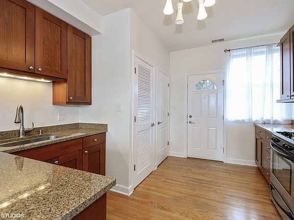 3rd image of 1627 W Fargo Ave APT 3N