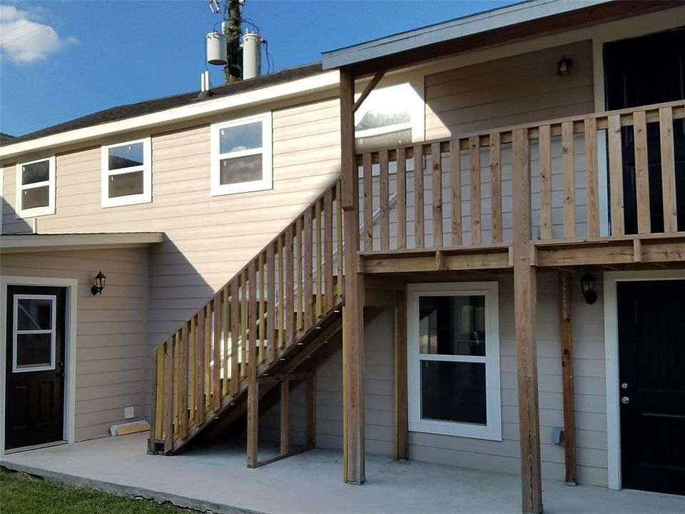 1st image of 2923 Wentworth St #1/2