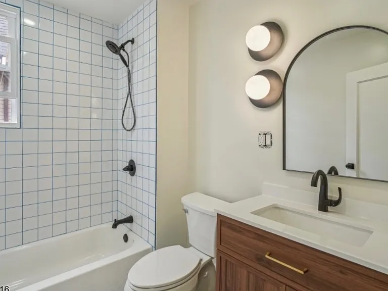 Bathroom 2 with Bathtub